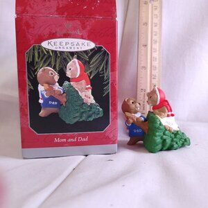 Hallmark Keepsake Ornament Mon and Dad 1998